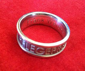 Der Deutsche Pflegepreis, symbolisiert durch einen Ring, wurde erstmals einem Mann verliehen.